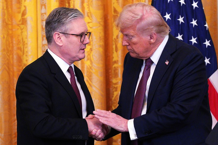 El primer ministro británico, Keir Starmer, fue recibido por Donald Trump en la Casa Blanca en febrero. Foto: AP  