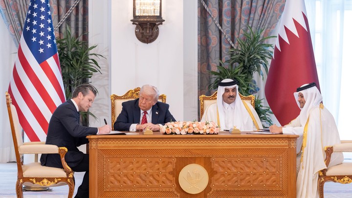 Donald Trump, el emir qatarí, Tamim bin Hamad Al Thani (2-d), ambos observando al ministro de Defensa, Pete Hegseth, y al viceprimer ministro y ministro de Estado de Asuntos de Defensa de Qatar, Saúd bin Abdulrahman Al Thani. Foto EFE
