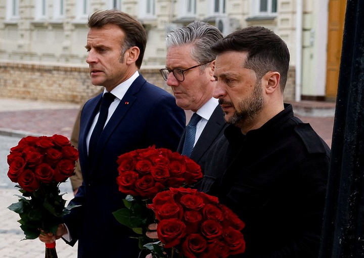 El presidente ucraniano Volodimir Zelenski, el presidente francés Emmanuel Macron y el primer ministro británico Keir Starmer, en Kiev. Foto Reuters