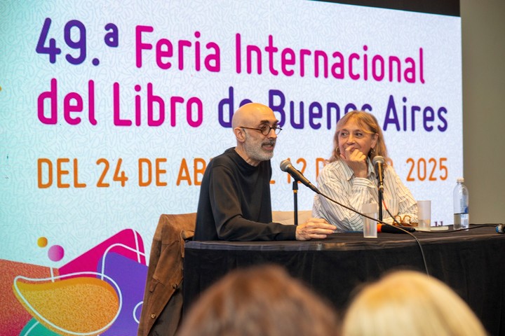 El escritor guatemalteco Eduardo Halfon presentó con Hinde Pomeraniec su novela Tarántula en una Sala Storni colmada. Foto: Fundación El Libro.