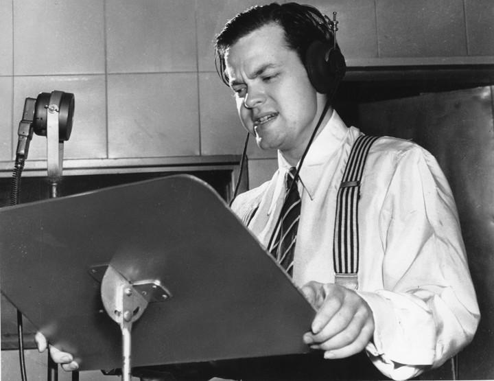 Orson Welles transmite para CBS su adaptación de La guerra de los mundos.