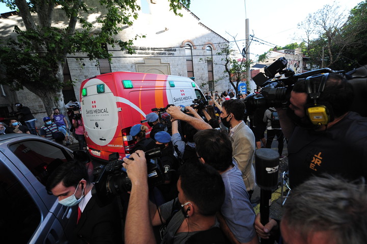 La salida de Maradona de la Clínica Olivos tras la intervención. Foto: Juan Manuel Foglia.