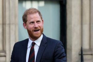 Princípe Harry tra acudir a los tribunales. Foto: Reuters