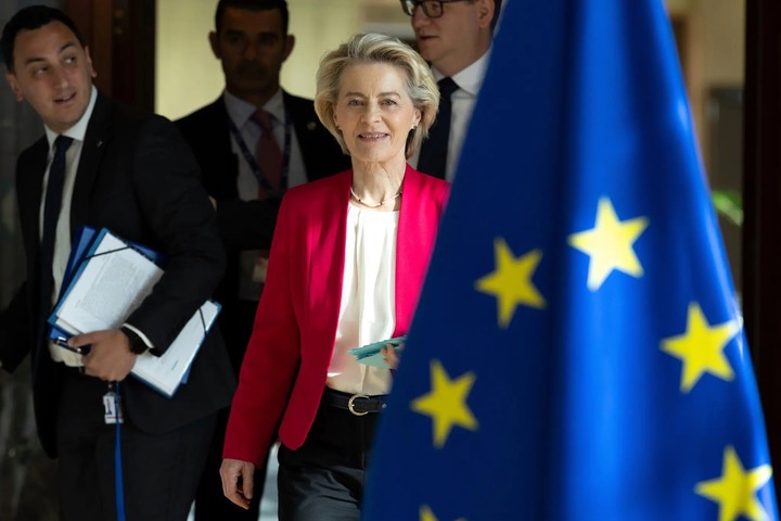 Una llamada telefónica el domingo entre Ursula von der Leyen, la presidenta de la Comisión Europea, y el presidente Trump, resultó en un retraso de los aranceles del 50 por ciento. Foto Omar Havana/Associated Press