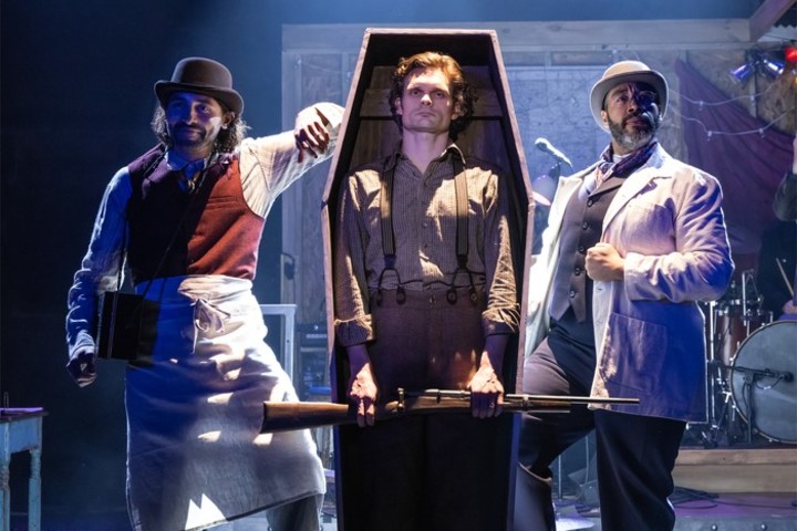 "Dead Outlaw" tiene 7 candidaturas, incluyendo mejor musical, actor y dirección: la protagoniza un muerto...