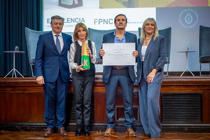 Autoridades de Helios Salud en la ceremonia de entrega del Premio Nacional a la Calidad 2024, distinción que reconoce la mejora continua y la innovación en servicios sanitarios.
