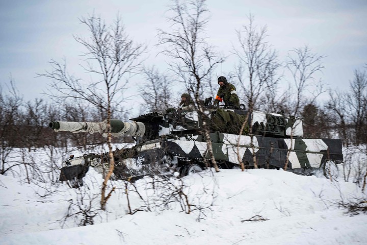 Un tanque de batalla principal alemán de tercera generación, durante una demostración de cruce de fronteras por parte de tropas suecas y finlandesas como parte del ejercicio militar Nordic Response 24 de la OTAN. Foto AFP