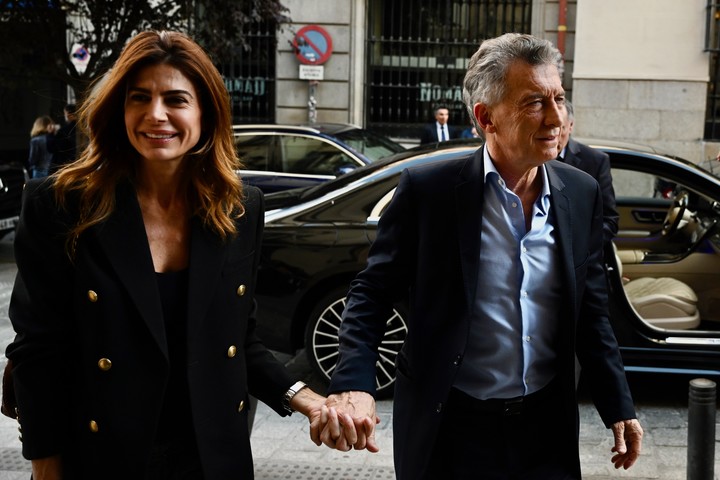 Mauricio Macri llega con su esposa, Juliana Awada a El Ateneo de Madrid,donde participó en un homenaje a Mario Vargas Llosa. Foto: Cézaro De Luca