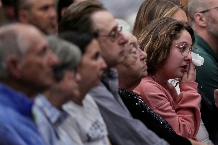 Emily Birger se seca las lágrimas durante una vigilia por Sarah Milgrim y Yaron Lischinsky, miembros del personal de la Embajada de Israel que fueron asesinados a tiros cuando salían de un evento en un museo judío en Washington, el jueves 22 de mayo de 2025, en Overland Park, Kan. (AP Photo/Charlie Riedel)