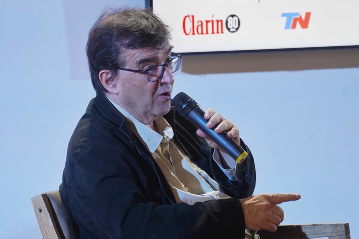 Entrevista a Javier Cercas en el stand Clarín / Ñ. Foto: Martín Bonetto.