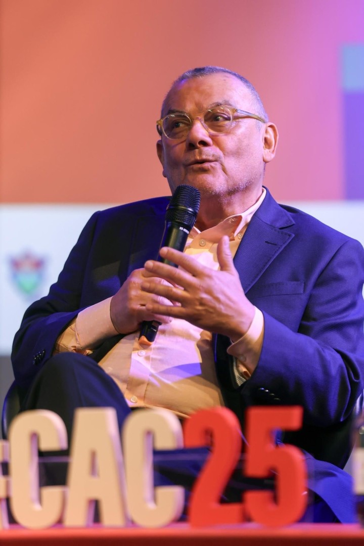 El escritor salvadoreño Horacio Castellanos Moya habla durante un encuentro literario en el Festival Centroamérica Cuenta en Ciudad de Guatemala (Guatemala). EFE/ Mariano Macz