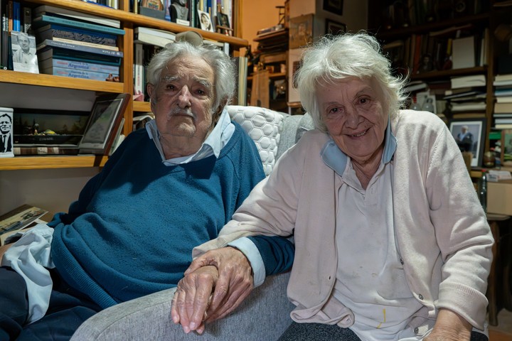 José Mujica, y su esposa Lucía Topolansky juntos en una entrevista en noviembre del año pasado. Foto: EFE/ Sofía Torres