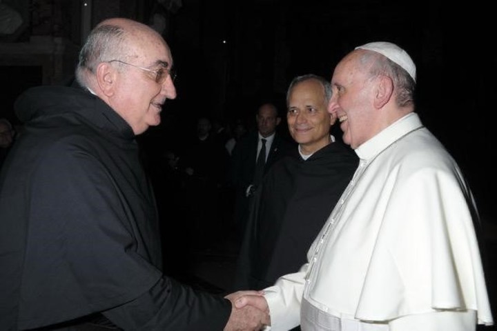 El padre Martín Juárez saluda el papa Francisco ante la sonrisa cómplice del padre Prevost, futuro León XIV. Fue en 2013, cuando Bergoglio visitó a los agustinos por el aniversario de la orden religiosa.