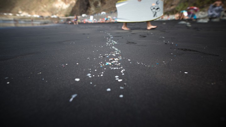 Microplásticos y desechos mesoplásticos en la playa de Almaciga, en la costa norte de la isla canaria de Tenerife. (Foto de DESIREE MARTIN / AFP)