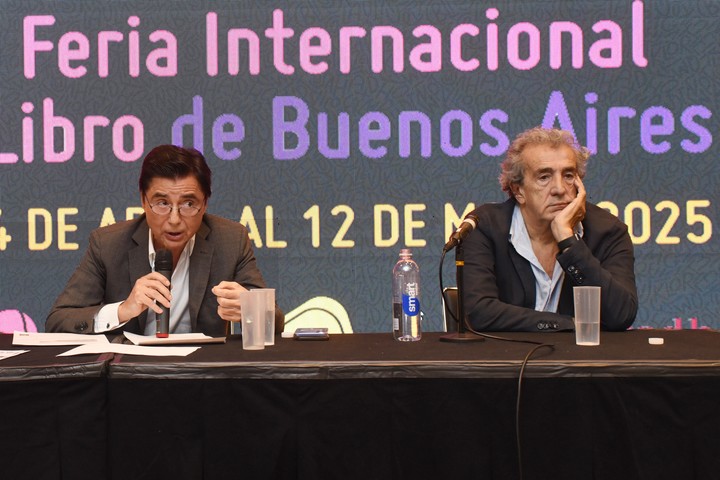 Jorge Fontevecchia y Ricardo Roa en la Feria del Libro. Foto Martín Bonetto