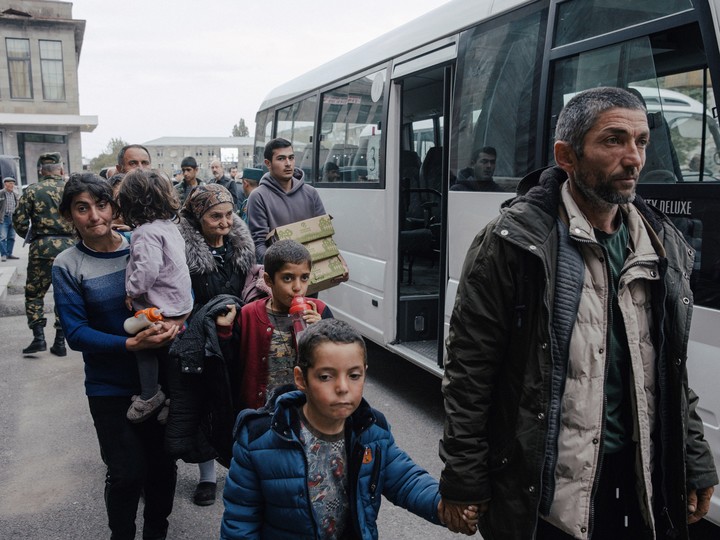 Armenios procedentes de Nagorno-Karabaj, y expulsados por Azerbaiyán, llegan a Goris, en 2023. Foto: The New York Times