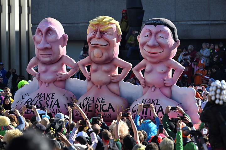Una carroza de carnaval desprecia a los jefes de Estado de China, Xi Jinping, de EEUU, Donald Trump y de Rusia, Vladimir Putin, durante el tradicional desfile de carnaval del Lunes de Rosas en Düsseldorf, Alemania, el lunes 3 de marzo de 2025. (Federico Gambarini/dpa vía AP)