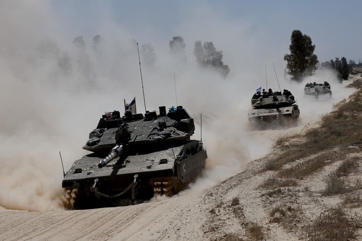 Tanques israelíes avanzan hacia Gaza. Foto: Reuters 
