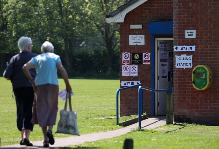 Votantes se dirigen a sufragar en Ormskirk. Foto: EFE