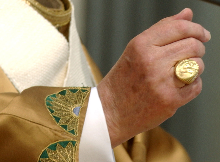El anillo de Benedicto XVI. Foto: AP/ L'osservatore romano