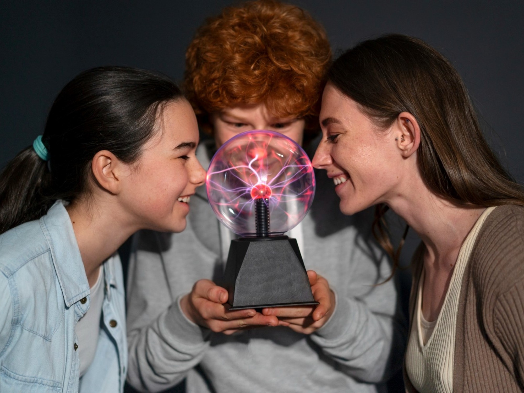 Qué significa cuando una persona te toca y te da corriente. Electricidad estática entre personas. Foto: Freepik.