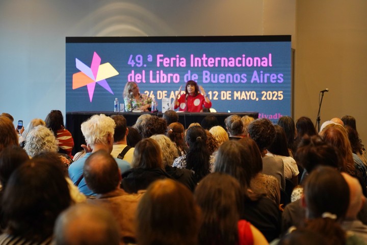 La española Rosa Montero vino a presentar su novela más reciente Animales difíciles con Hinde Pomeraniec. Foto: Martín Bonetto.