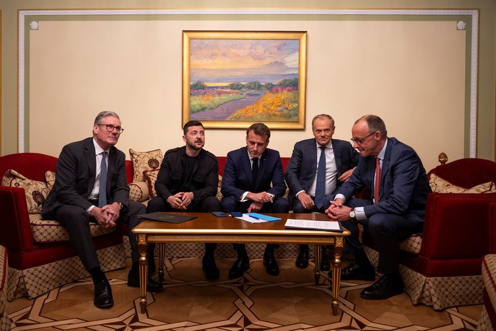 El primer ministro británico, Keir Starmer; el presidente, Volodimir Zelenski; el presidente francés, Emmanuel Macron; el primer ministro polaco, Donald Tusk; y el canciller alemán, Friedrich Merz, llaman al presidente estadounidense, Donald Trump, desde Kiev, Ucrania, el sábado. Foto AP