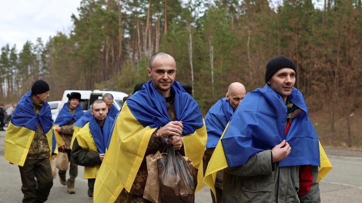 Prisioneros de guerra ucranianos son devuletos a Kiev en marzo. Foto: EFE