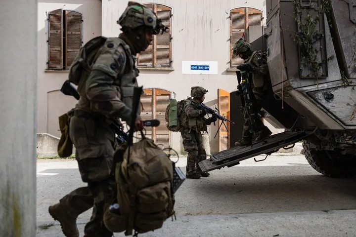 Soldados franceses participan en un ejercicio de combate urbano durante unas maniobras militares conjuntas entre los ejércitos francés y británico en el noreste de Francia en abril. Foto Sameer Al-Doumy/Agence France-Presse