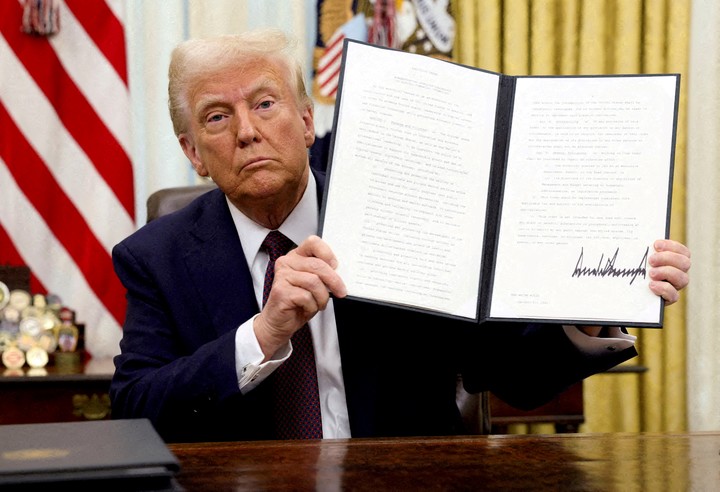 El presidente de Estados Unidos, Donald Trump, sostiene una orden ejecutiva firmada sobre criptodivisas, en el Despacho Oval de la Casa Blanca, en Washington, Estados Unidos, 23 de enero de 2025.   REUTERS/Kevin Lamarque/File Photo