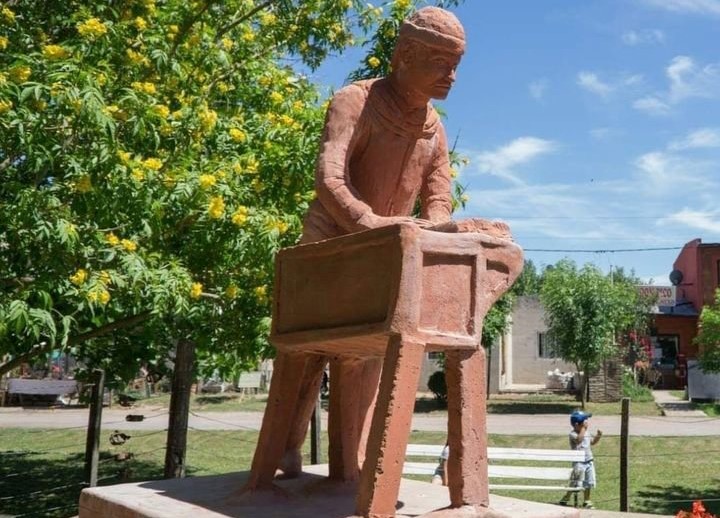 Monumento al Hornero. Foto Turismo Provincia de Buenos Aires