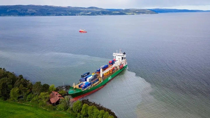 El NCL Salten encalló el jueves por la mañana y permaneció varado durante todo el día. Foto Jan Langhaug/NTB, via Agence France-Presse