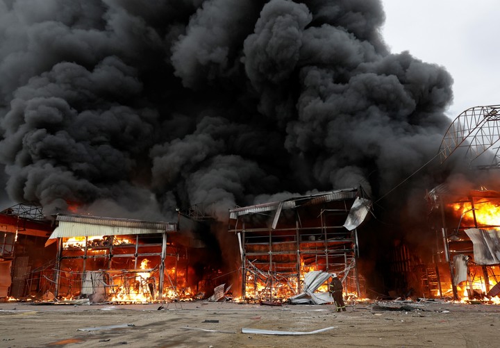 Humo y llamas tras un ataque con drones de Rusia sobre un mercado en la ciudad de Járkov, en Ucrania, este martes. Foto: EFE  