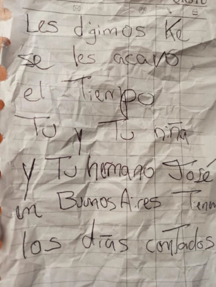 La nota escrita a mano que recibió la madre de Zambrano cuando vivía en Colombia. Foto gentileza Fundación Apolo
