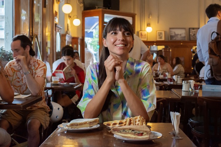 Felicitas Pizarro degusta sándwiches de miga en elGourmet. 