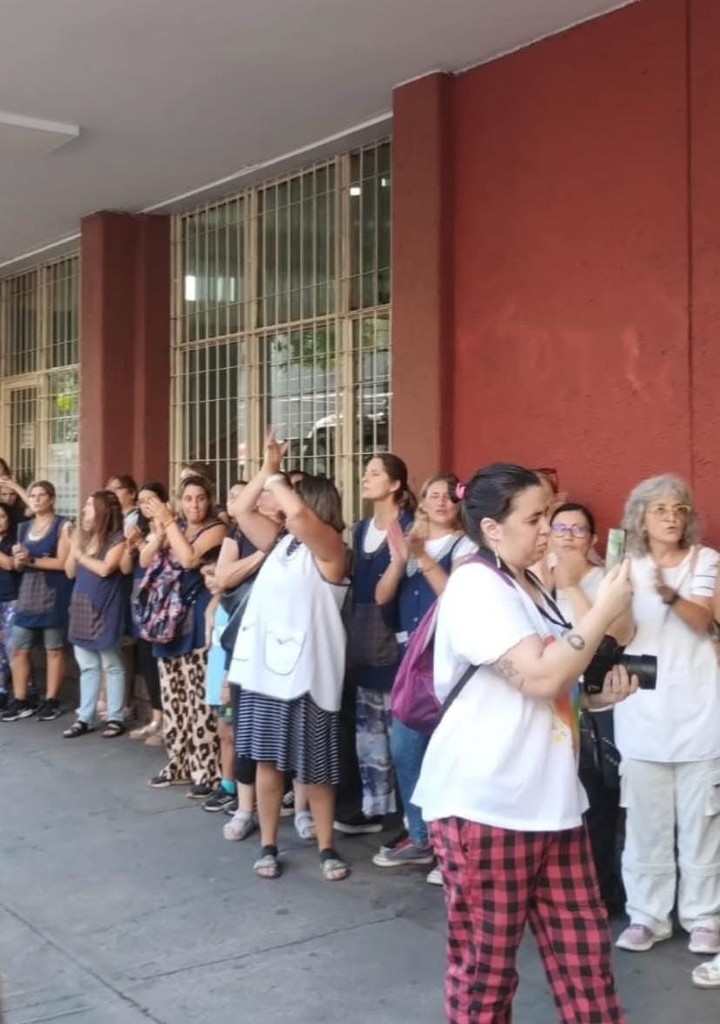Los docentes del colegio Dámaso Centeno realizaron un abrazo simbólico a la sede en reclamo de mejores salarios. Foto: Maxi Failla.