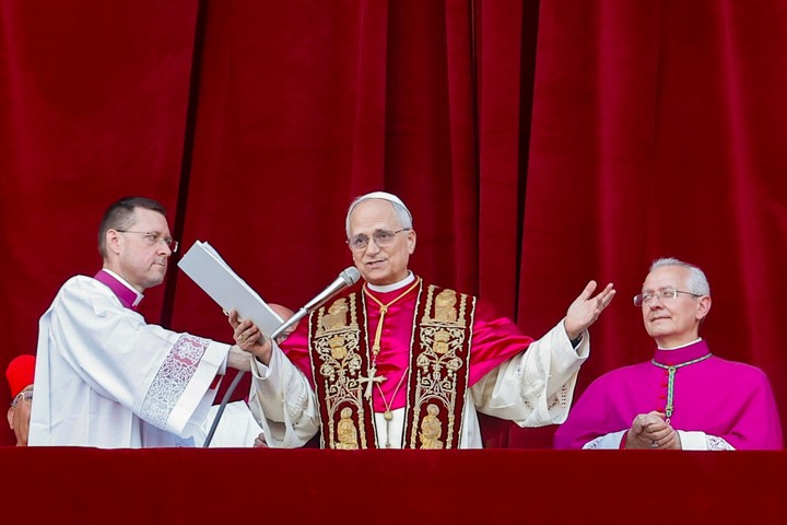 El recién elegido Papa León XIV, saluda a los fieles desde la Basílica de San Pedro, Ciudad del Vaticano (Foto: EFE)