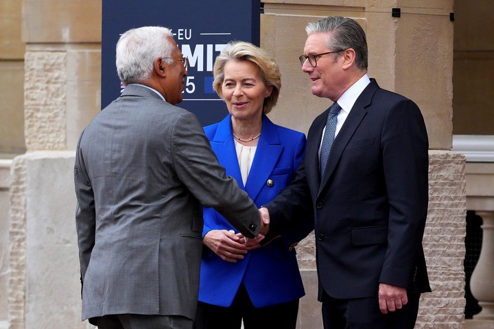 Keir Starmer, Úrsula Van de Layen y Antonio Costa, en Londres. Foto: AP