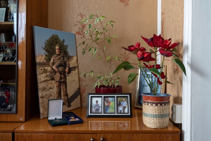 Un retrato del soldado ucraniano Serhii Hryhoriev, quien murió en cautiverio ruso, en la casa de su familia en Pyriatyn. Foto AP