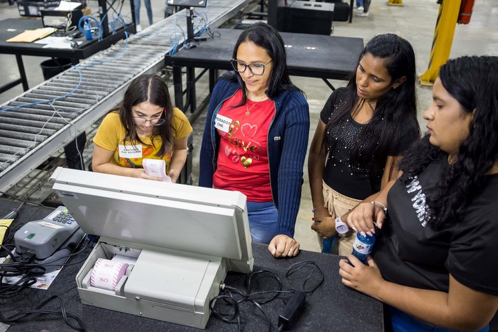 Miembros del Consejo Nacional Electoral en auditoría en Caracas (Venezuela). Foto EFE