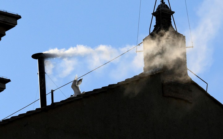 El humo de la fumata blanca saliendo de la chimenea de la Capilla Sixtina el 8 de mayo de 2025. (Foto: EFE)