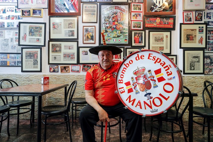 Manuel Cáceres Artesero, en su bar en Valencia. Foto EFE