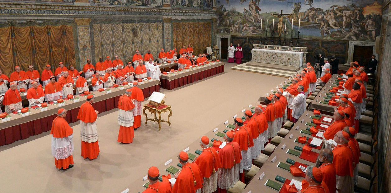 Varios cardenales antes del juramento sobre la Biblia en la capilla Sixtina, antes del comienzo del cónclave de 2013. (Foto de Archivo EFE)