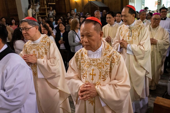 Los cardenales Luis Antonio Tagle, Jose Advincula, y Pablo Virgilio David, este domingo, en la previa del Cónclave. Foto: Reuters
