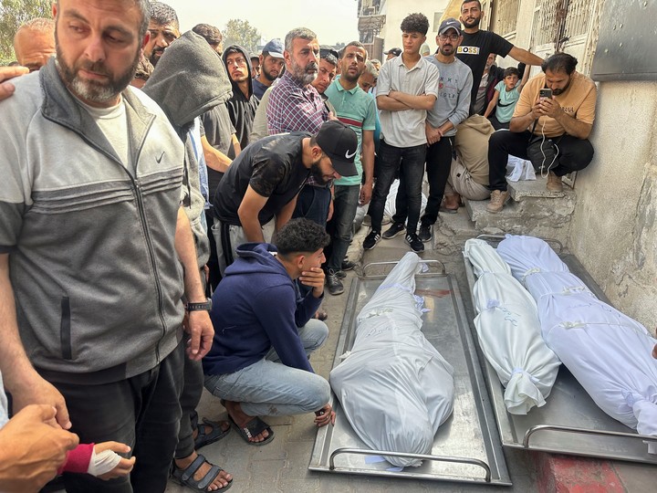Familiares junto a las víctimas en la morgue del Hospital al Shifa. Foto: EFE