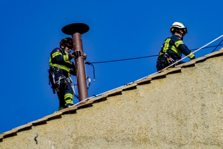 Bomberos instalan la nueva chimenea. Foto: AP