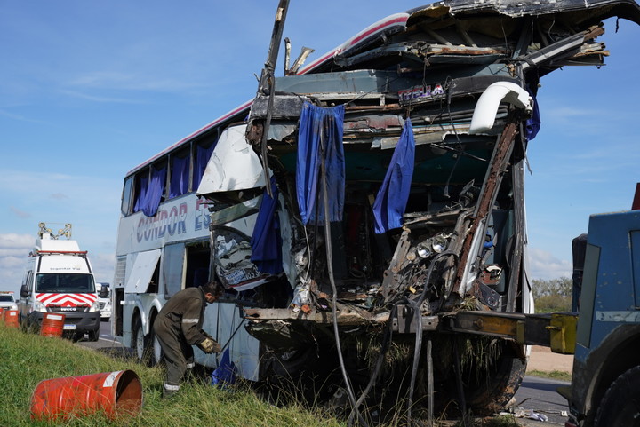 Así quedó el micro que chocó con un camión y murieron cuatro personas y 15 resultaron heridas. Foto Federico López Claro