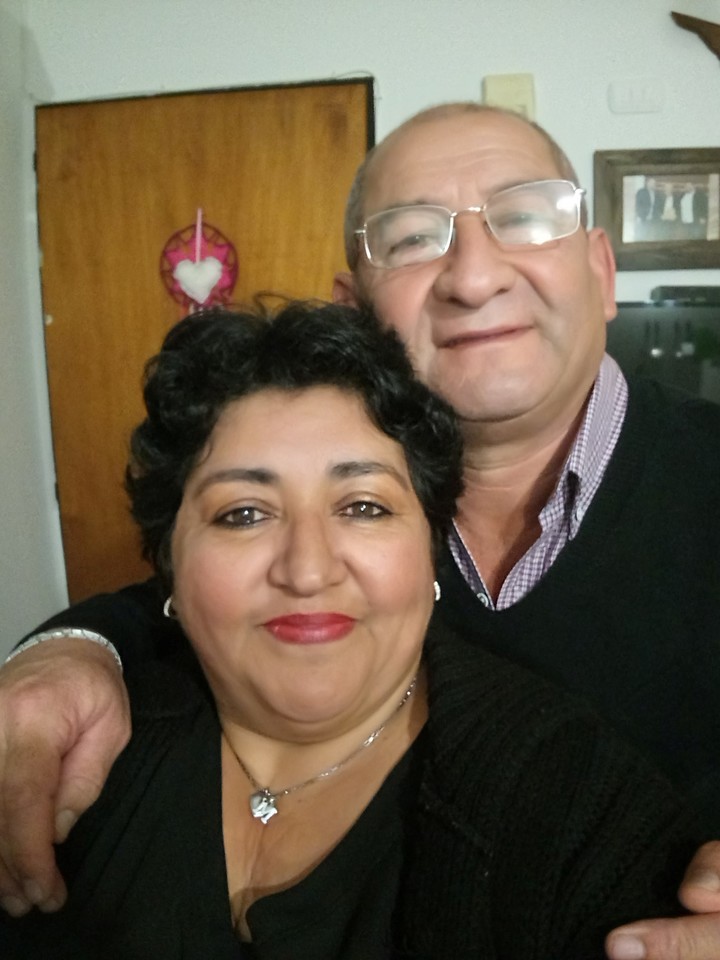 Ramón González y María Carrasco tienen 10 años juntos. Su pasión por el baile les volvió tiktokers de zumba. Gentileza: Ramón González