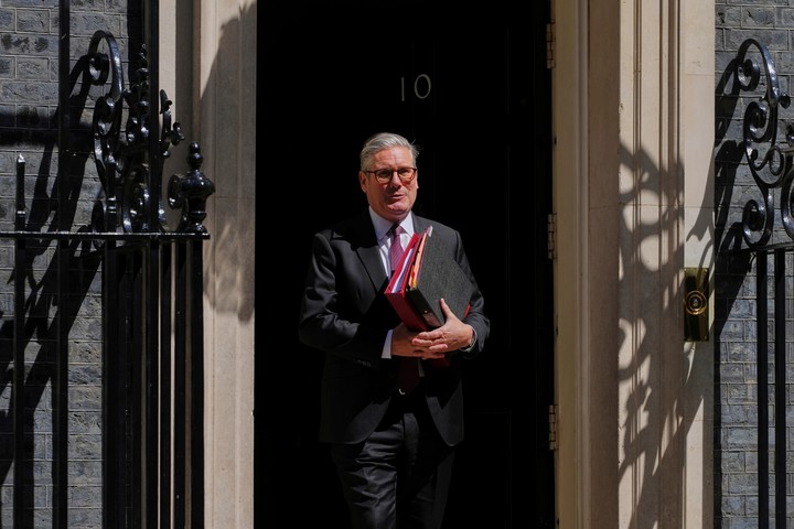 El primer ministro británico, Keir Starmer, sale del número 10 de Downing Street para asistir a la sesión semanal de preguntas al primer ministro en el Parlamento en Londres. Foto AP