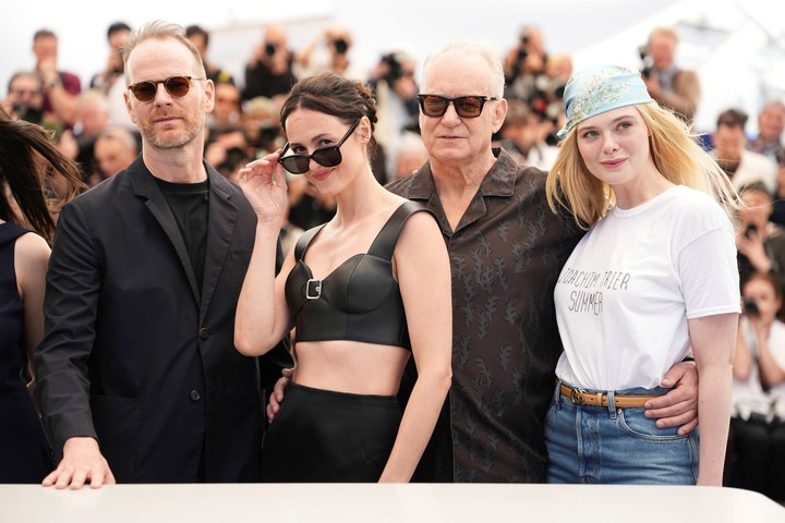 Joachim Trier, Renate Reinsve, Stellan Skarsgard y Elle Fanning: una Palma posible. Foto AP